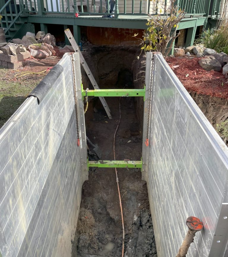 tranchée d'excavation pour le remplacement d'une entrée d'eau